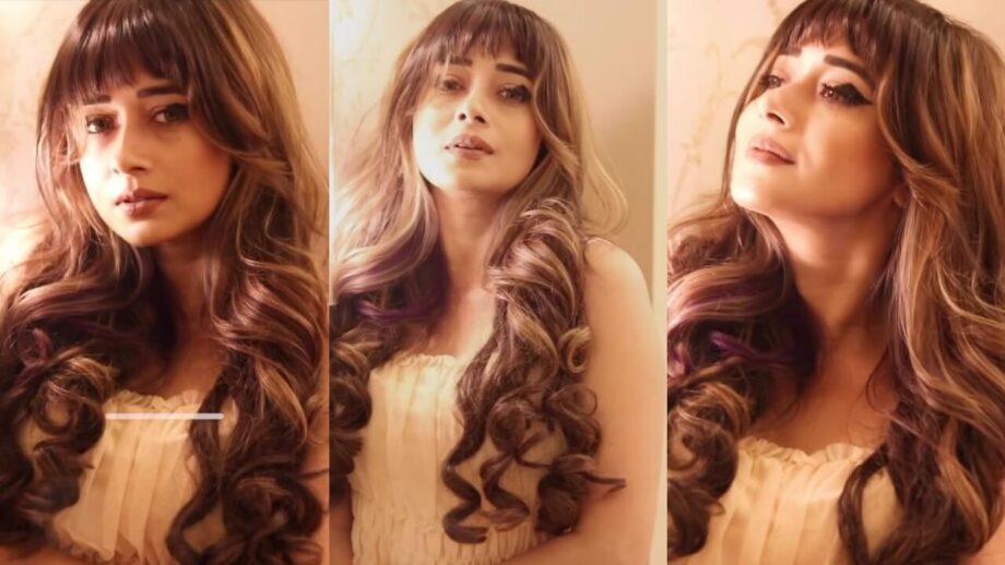 टीना दत्ता व्हाइट शीयर ऑफ-शोल्डर पीस में दिखीं बेहद खूबसूरत