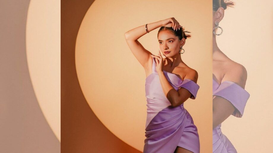 अनुष्का सेन के ऑफ शोल्डर गाउन ने इंटरनेट पर लगाई आग, तस्वीर देख फैंस के छुटे पसीने