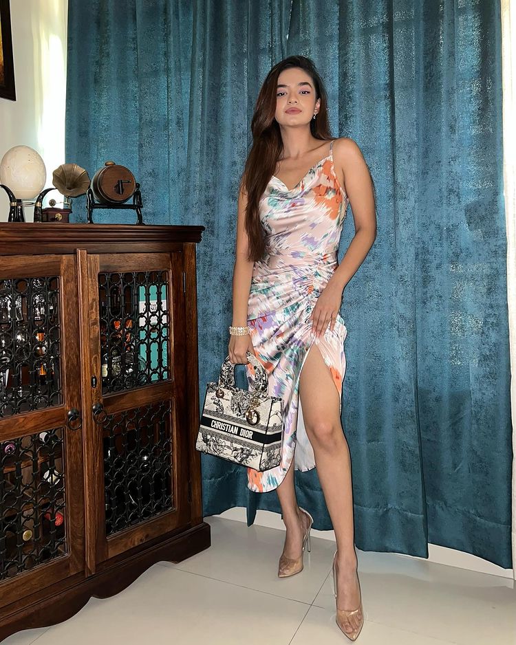 Baalveer fame Anushka Sen has left Bollywood's famous actresses behind in terms of style, see proof 3230