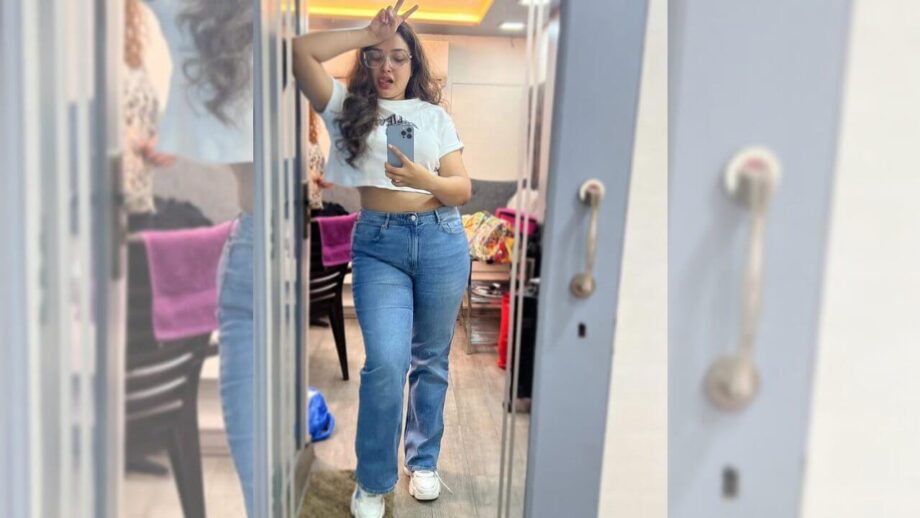 मिरर सेल्फी गेम में शामिल हुईं भोजपुरी क्वीन आम्रपाली दुबे, अपने बोल्ड लुक से किया सभी को घायल