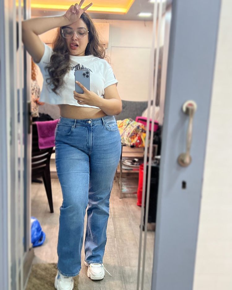 Bhojpuri queen Amrapali Dubey joined the mirror selfie game, injured everyone with her bold look 3480