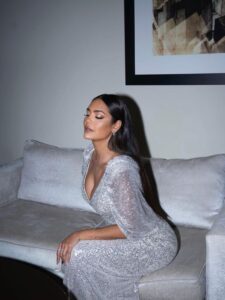 ईशा गुप्ता की हॉटनेस देख फैंस के छुटे पसीने