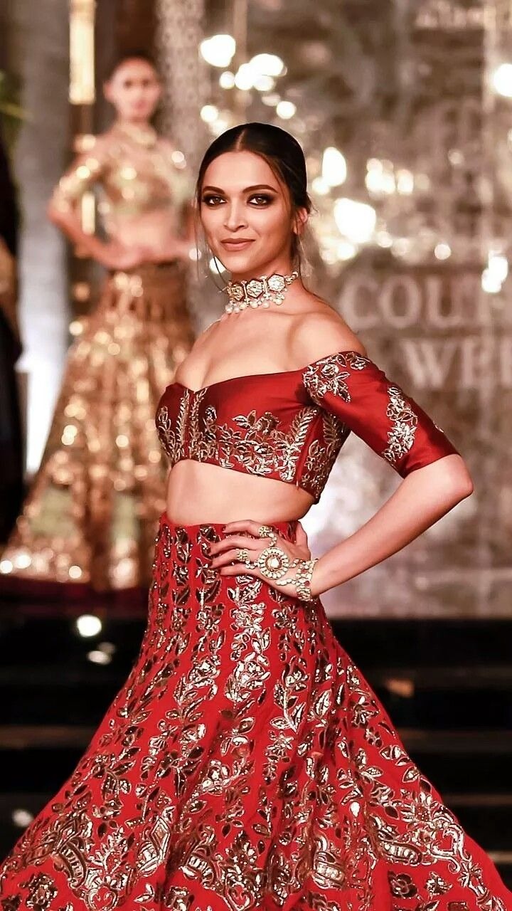 Deepika Padukone looked very stunning in off shoulder dress 3786