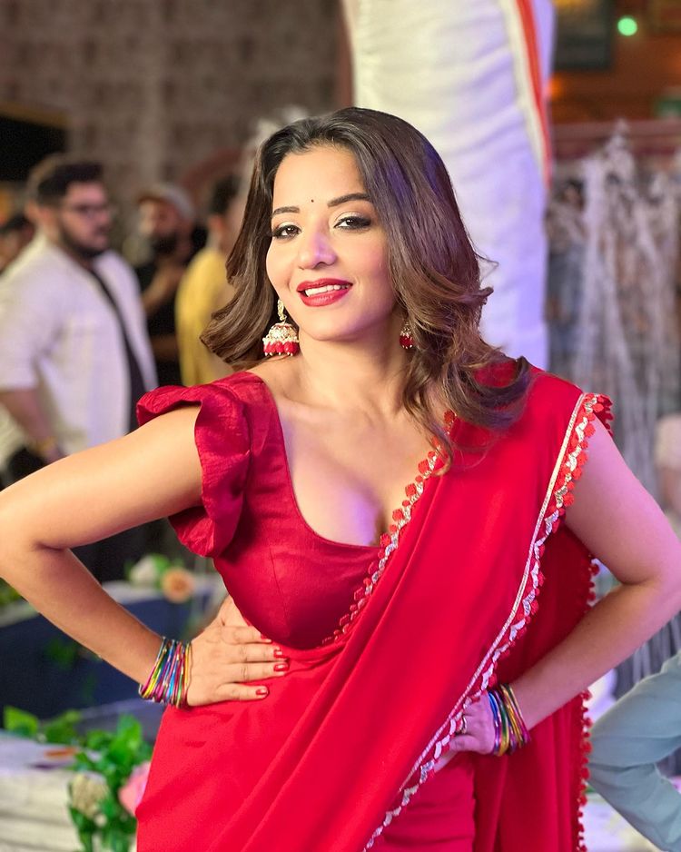अपने हॉट साड़ियों द्वारा मोनालिसा ने जीता फैंस का दिल, देखें तस्वीरें 998