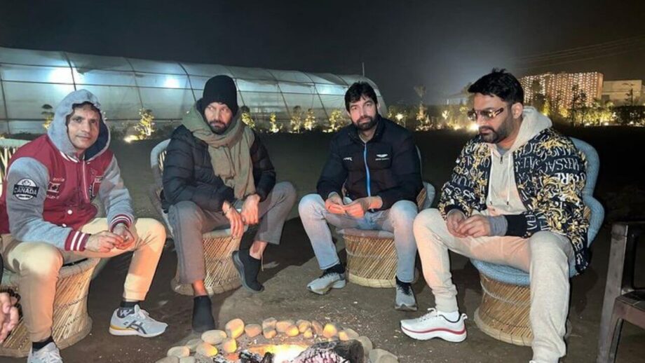 गांव में दोस्तों के साथ मस्ती कर रहे हैं कपिल शर्मा, तस्वीरों में झलकीं कपिल शर्मा की खुशी