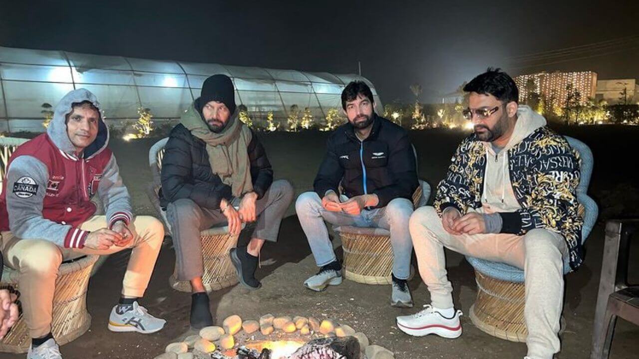 गांव में दोस्तों के साथ मस्ती कर रहे हैं कपिल शर्मा, तस्वीरों में झलकीं कपिल शर्मा की खुशी