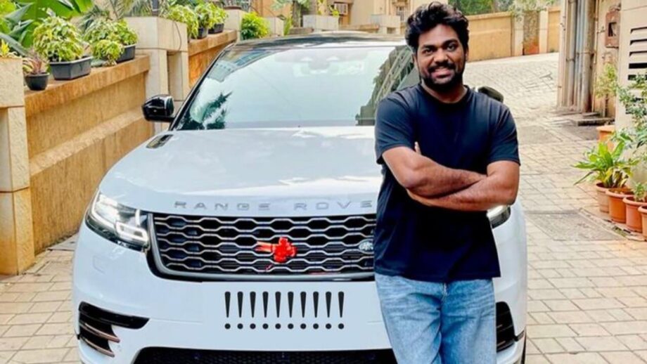 चप्पल में 90 लाख की गाड़ी लेने पहुंचे जाकिर खान, छोटे भाई ने किया कटाक्ष