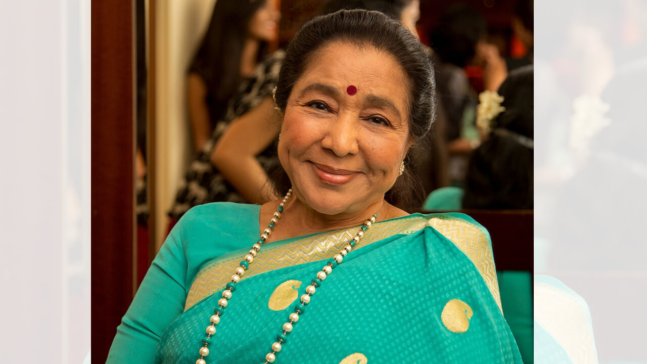 जानिए आशा भोंसले के टॉप 6 सॉन्ग्स जो आपको जरूर सुनने चाहिए