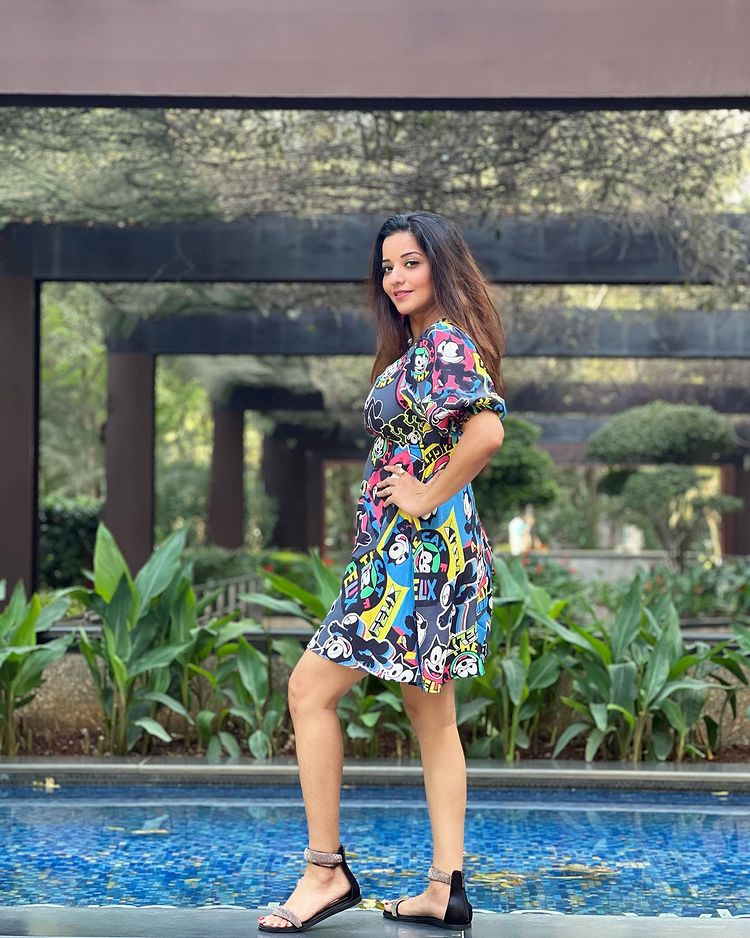डिजिटल प्रिंटेड ड्रेस में मोनालिसा ने चलाया ग्लैमर का जादू, देखें अभिनेत्री की खूबसूरत तस्वीरें 2534