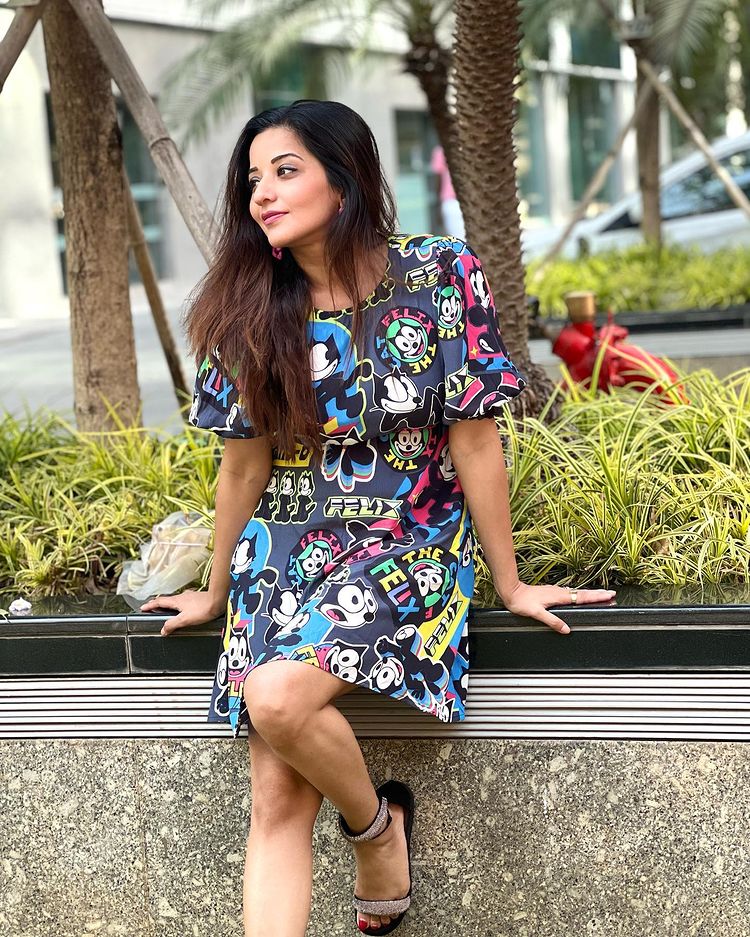 डिजिटल प्रिंटेड ड्रेस में मोनालिसा ने चलाया ग्लैमर का जादू, देखें अभिनेत्री की खूबसूरत तस्वीरें 2535