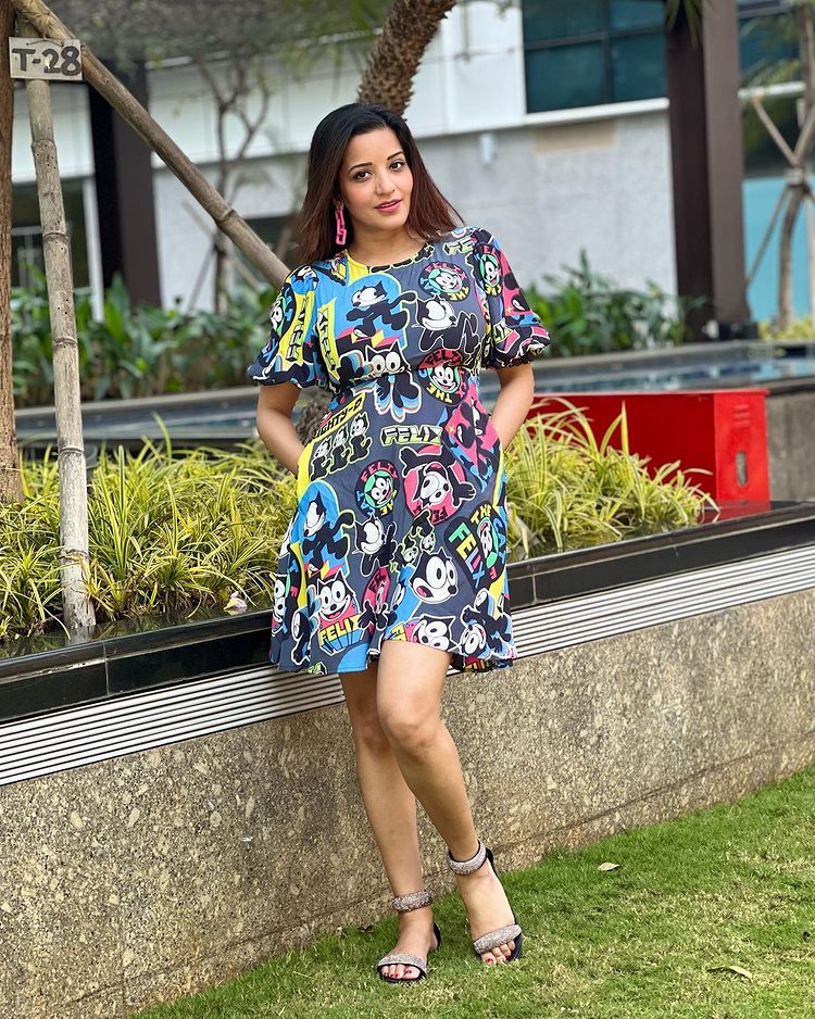 डिजिटल प्रिंटेड ड्रेस में मोनालिसा ने चलाया ग्लैमर का जादू, देखें अभिनेत्री की खूबसूरत तस्वीरें 2533