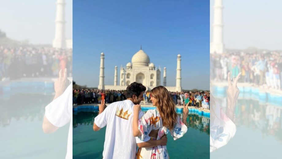 ताज महल पहुंचे कार्तिक आर्यन और कृति सेनन, देखें तस्वीरें ताज महल पहुंचे कार्तिक आर्यन और कृति सेनन, देखें तस्वीरें