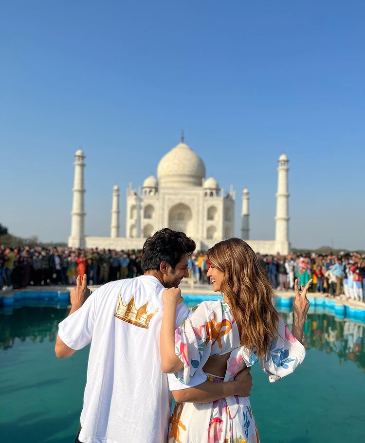 ताज महल पहुंचे कार्तिक आर्यन और कृति सेनन, देखें तस्वीरें 934