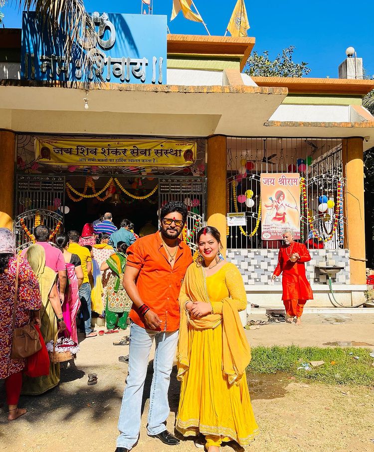 महाशिवरात्रि के पावन पर्व पर पति संग शिव मंदिर पहुंची निधि झा, जोड़े ने भगवान शिव का लिया आशीर्वाद 2390