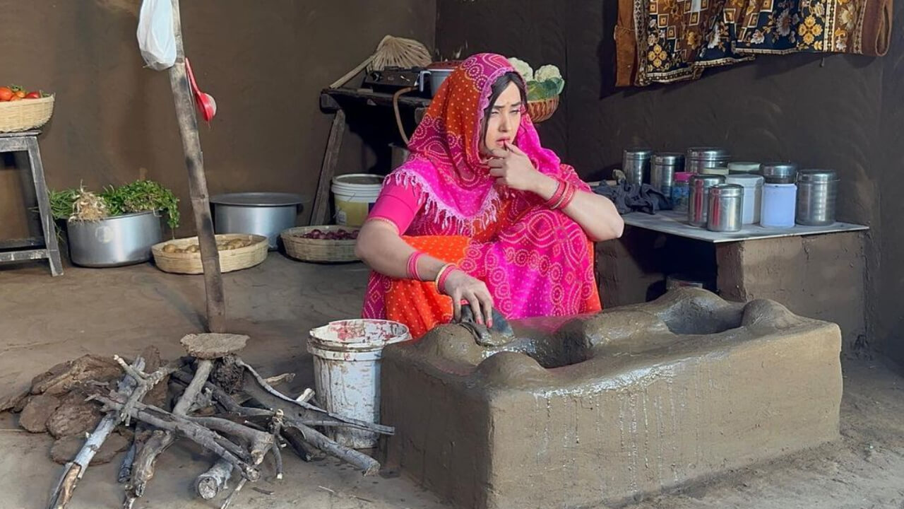 मिट्टी के चूल्हे पर काम करने को मजबूर हैं काजल राघवानी, जाने पुरी हकीकत