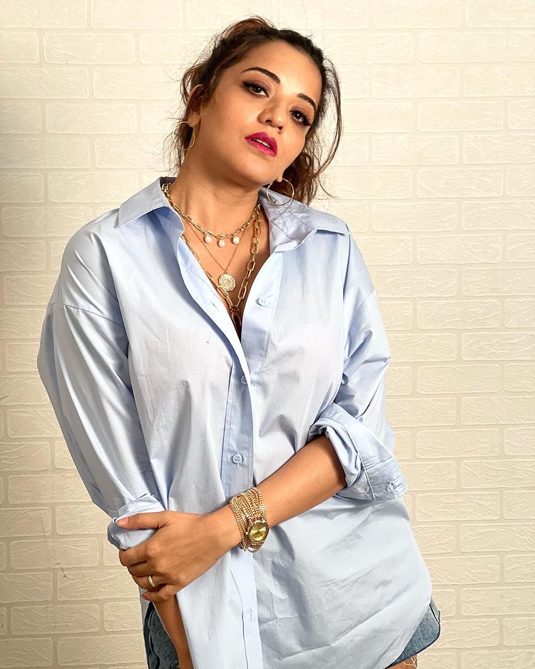 मोनालिसा के हॉटेनेस के शिकार हुए फैंस, हॉट शर्ट ड्रेस में अभिनेत्री ने ढाया कहर 908