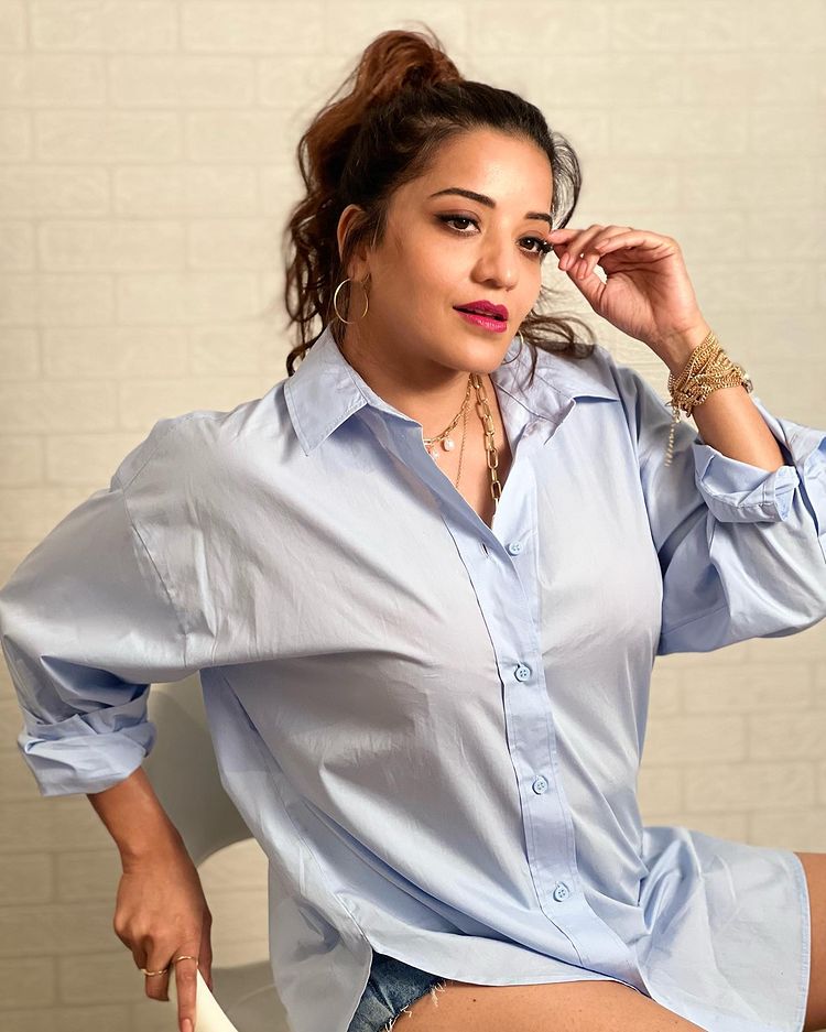 मोनालिसा के हॉटेनेस के शिकार हुए फैंस, हॉट शर्ट ड्रेस में अभिनेत्री ने ढाया कहर 904