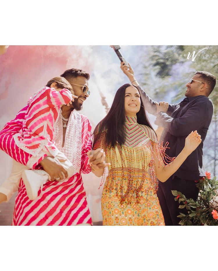 Hardik Pandya seen in stylish look with family, see photos 2725