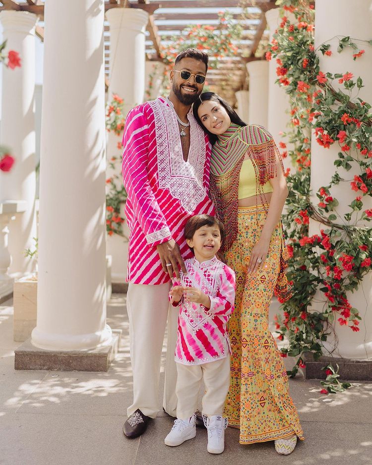 Hardik Pandya seen in stylish look with family, see photos 2727