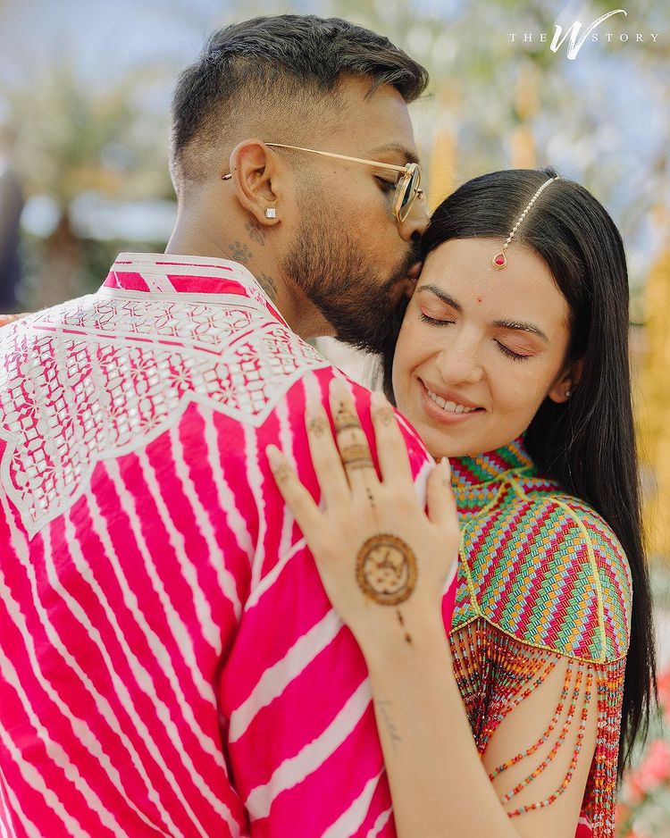 Hardik Pandya seen in stylish look with family, see photos 2720