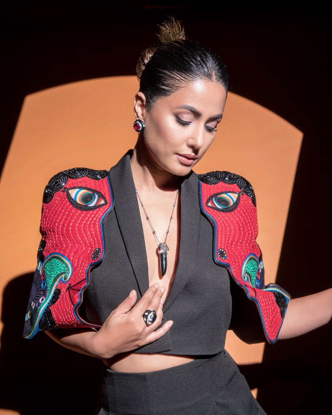 Hina Khan or Sonakshi Sinha: Which actress's fashion style made you swoon? 3739