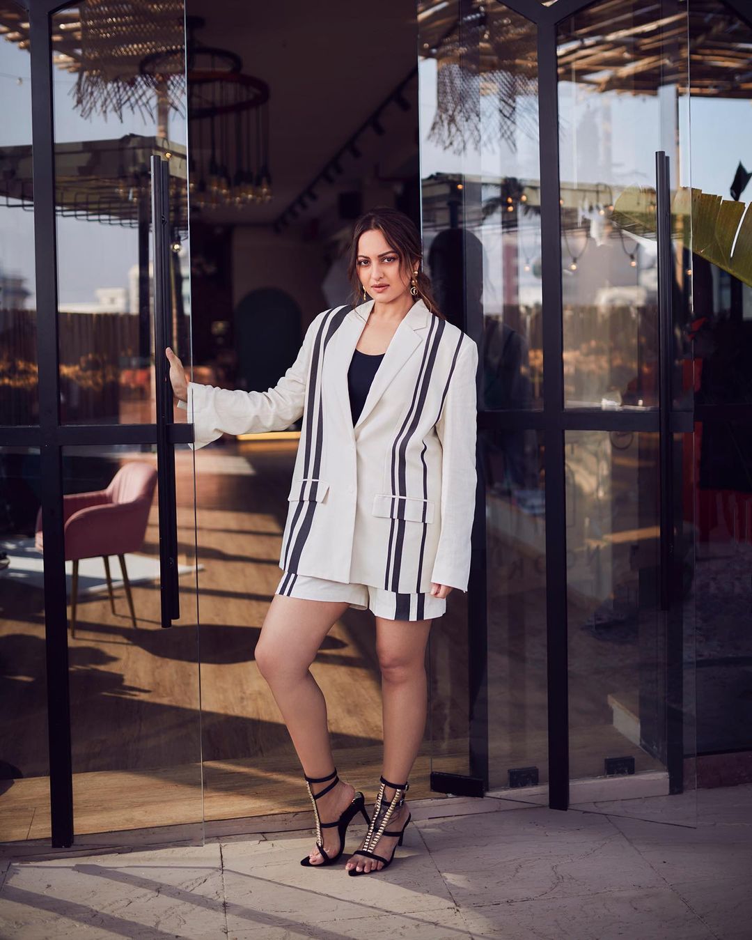 Hina Khan or Sonakshi Sinha: Which actress's fashion style made you swoon? 3743