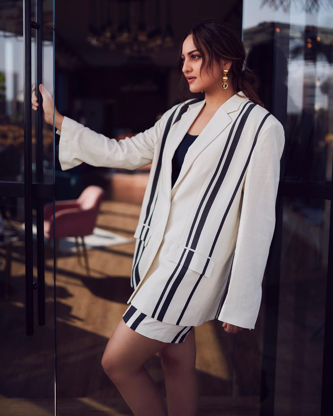Hina Khan or Sonakshi Sinha: Which actress's fashion style made you swoon? 3744