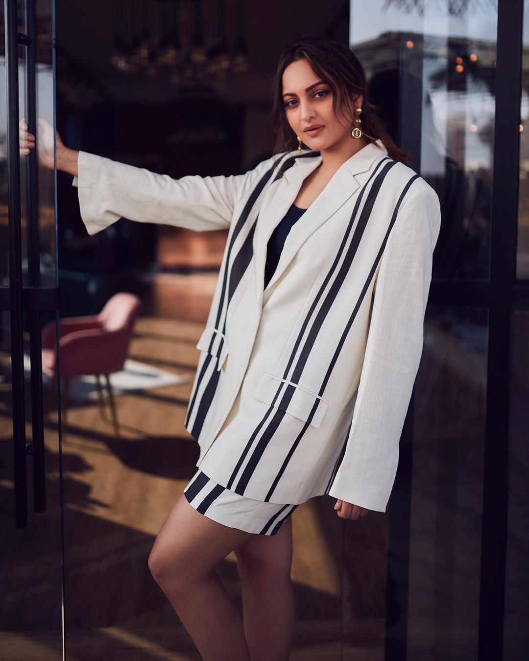 Hina Khan or Sonakshi Sinha: Which actress's fashion style made you swoon? 3745