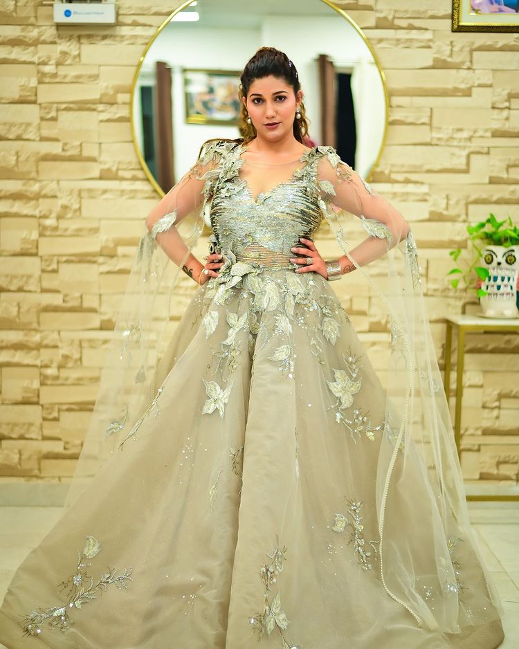 Sapna Choudhary is slaying in a dazzling cape style bridal lehenga, fans showered love on the pictures 2683