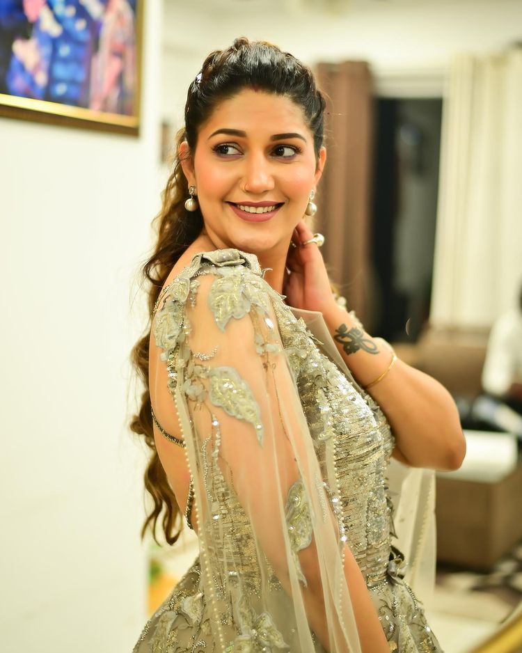 Sapna Choudhary is slaying in a dazzling cape style bridal lehenga, fans showered love on the pictures 2684