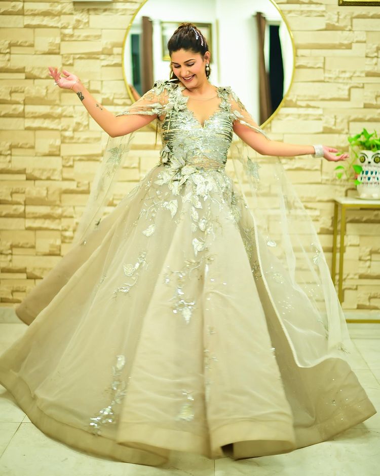Sapna Choudhary is slaying in a dazzling cape style bridal lehenga, fans showered love on the pictures 2685