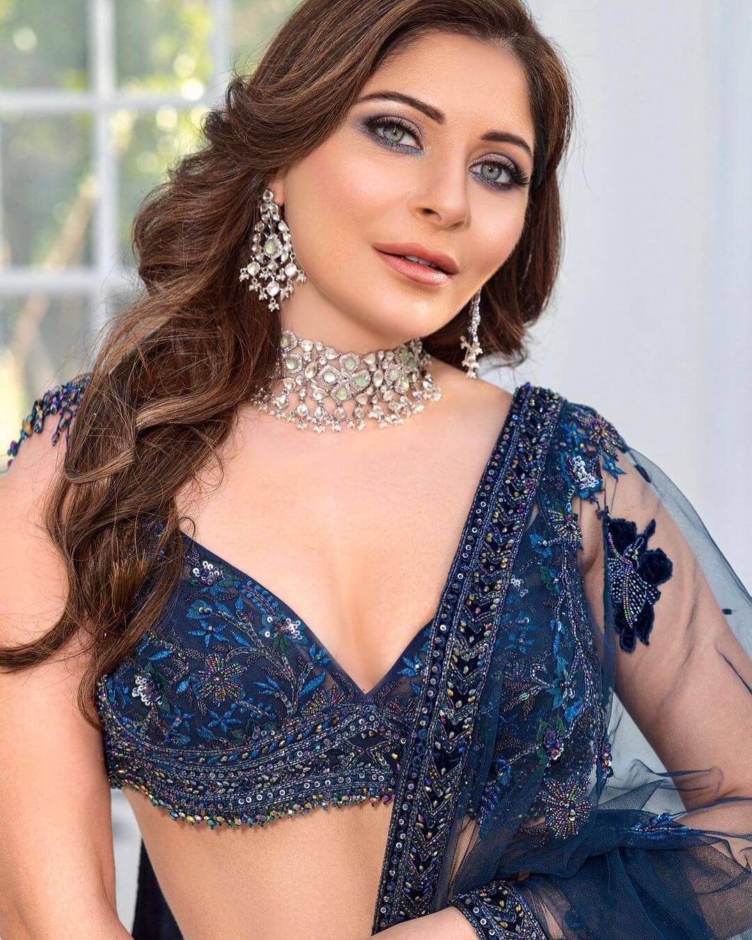See the best looks of Kanika Kapoor in bridal lehenga 3918