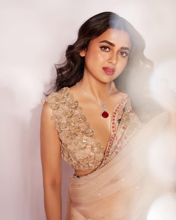 Tejashwi Prakash's transparent saree look created a ruckus, see photos 3250
