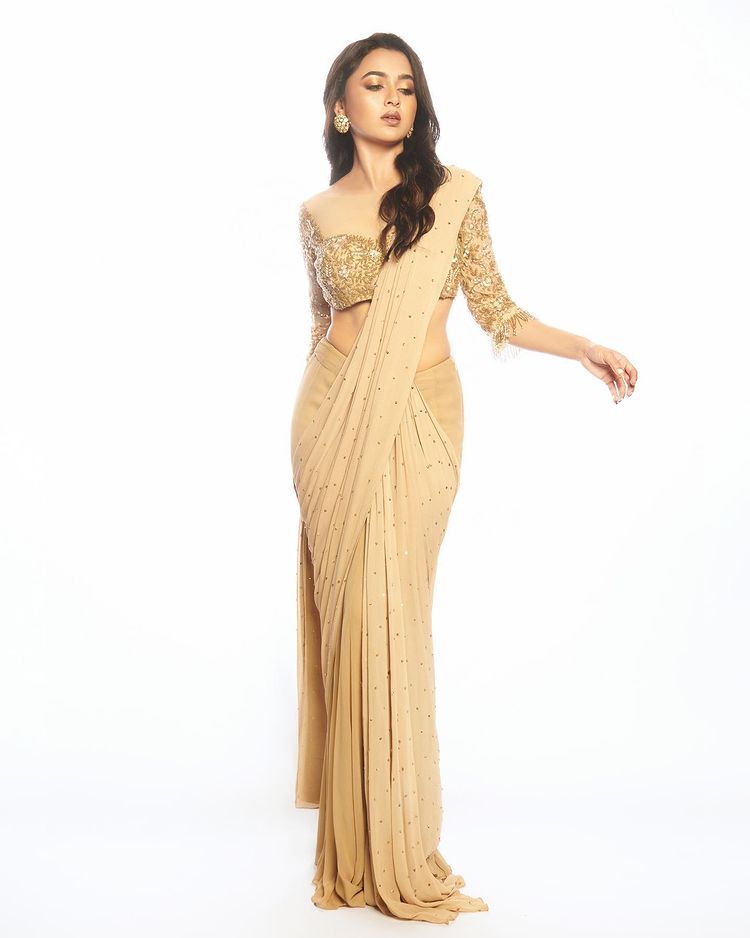Tejashwi Prakash's transparent saree look created a ruckus, see photos 3252