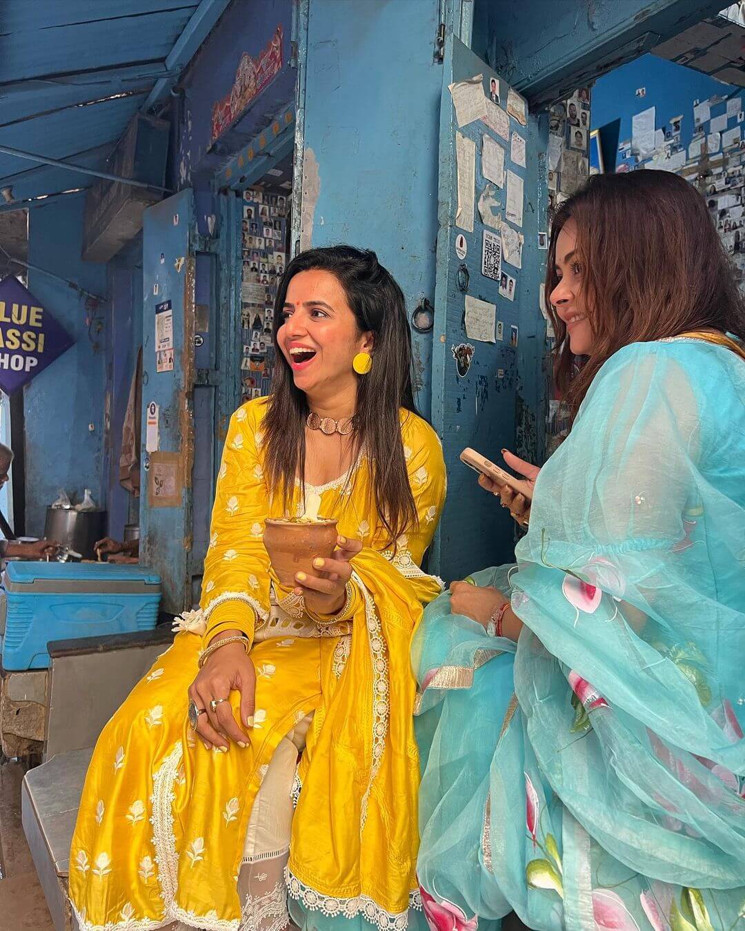TV's famous daughter-in-law Gopi aka Devoleena Bhattacharjee reached Kashi Vishwanath Nath temple with friends after marriage, see actress's Kashi diary 3513