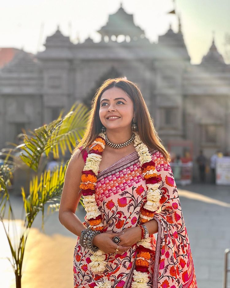 TV's famous daughter-in-law Gopi aka Devoleena Bhattacharjee reached Kashi Vishwanath Nath temple with friends after marriage, see actress's Kashi diary 3515
