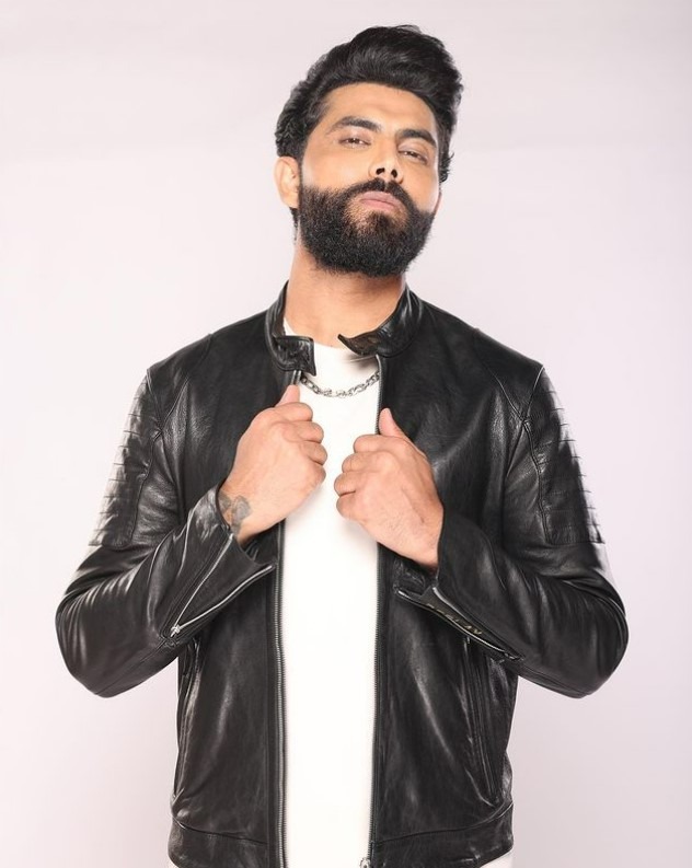 Virat Kohli or Ravindra Jadeja: Whose jacket look is perfect 3722