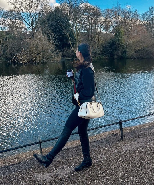 Alia Bhatt is traveling with her partner on the streets of London at night 9280