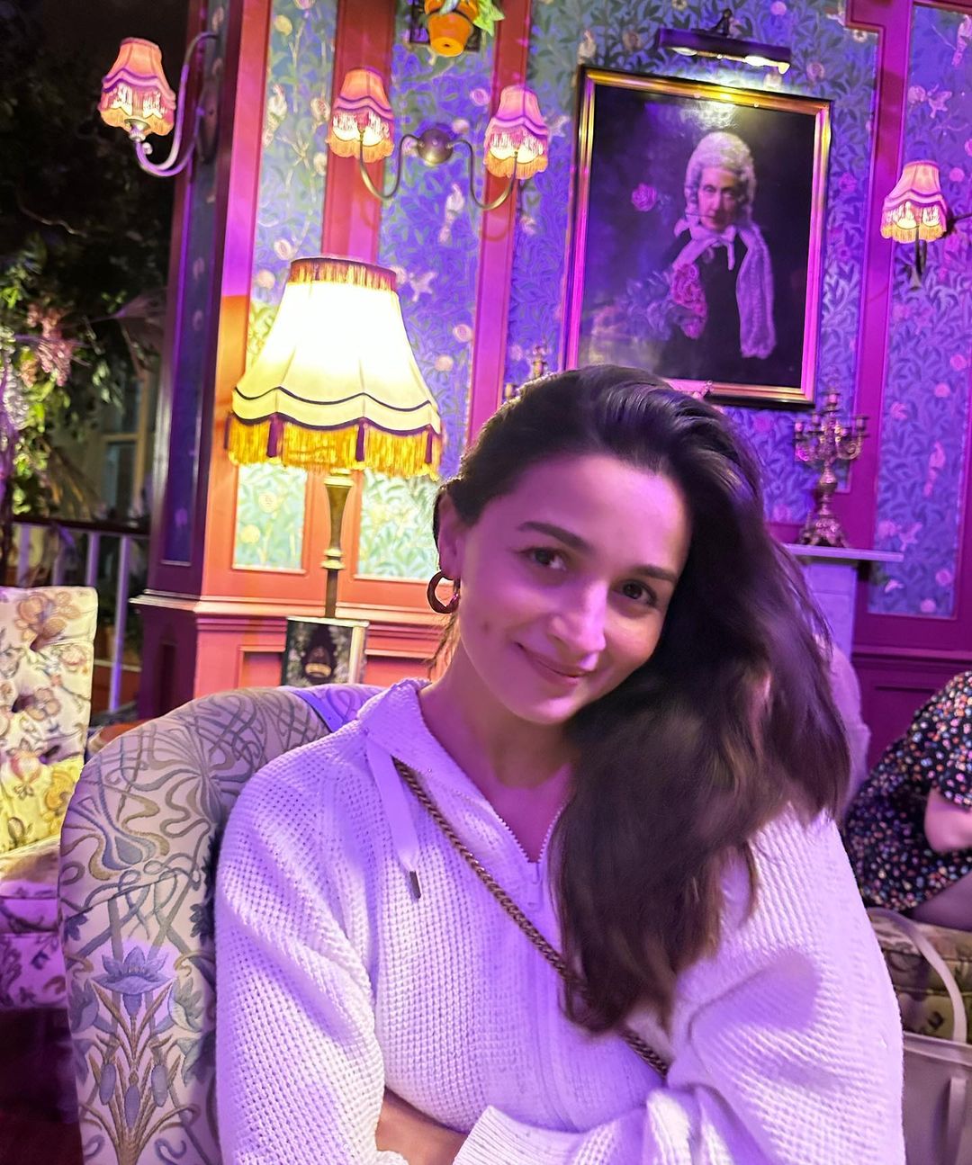 Alia Bhatt is traveling with her partner on the streets of London at night 9281