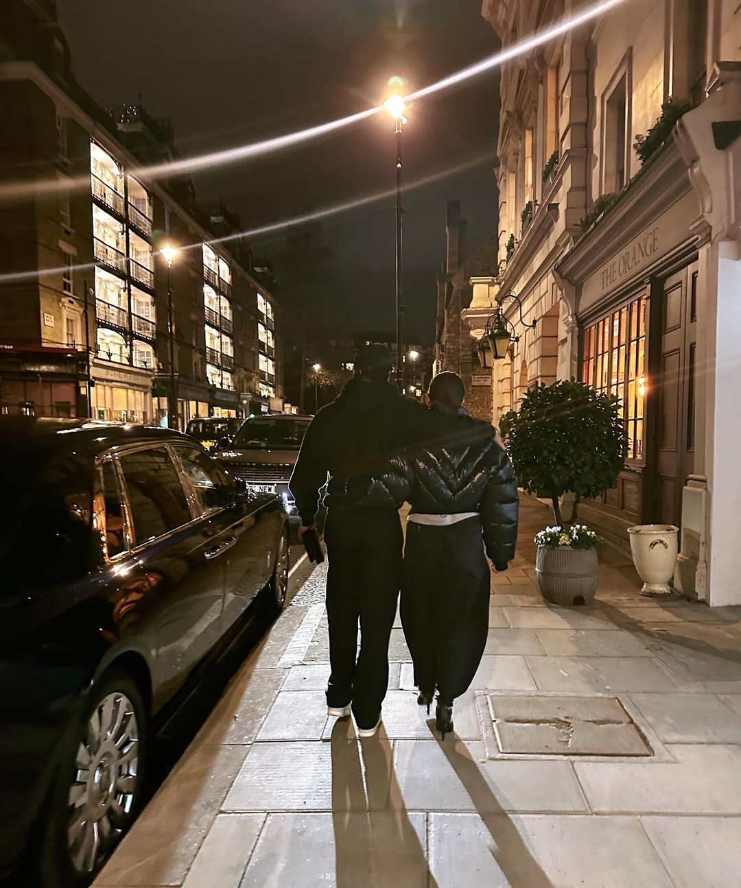 Alia Bhatt is traveling with her partner on the streets of London at night 9282