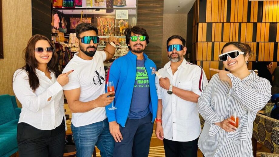 आम्रपाली दुबे ने पूछा सवाल, आखिर किसने दिलाया उन्हें चश्मा?