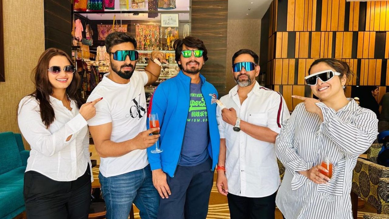 आम्रपाली दुबे ने पूछा सवाल, आखिर किसने दिलाया उन्हें चश्मा?