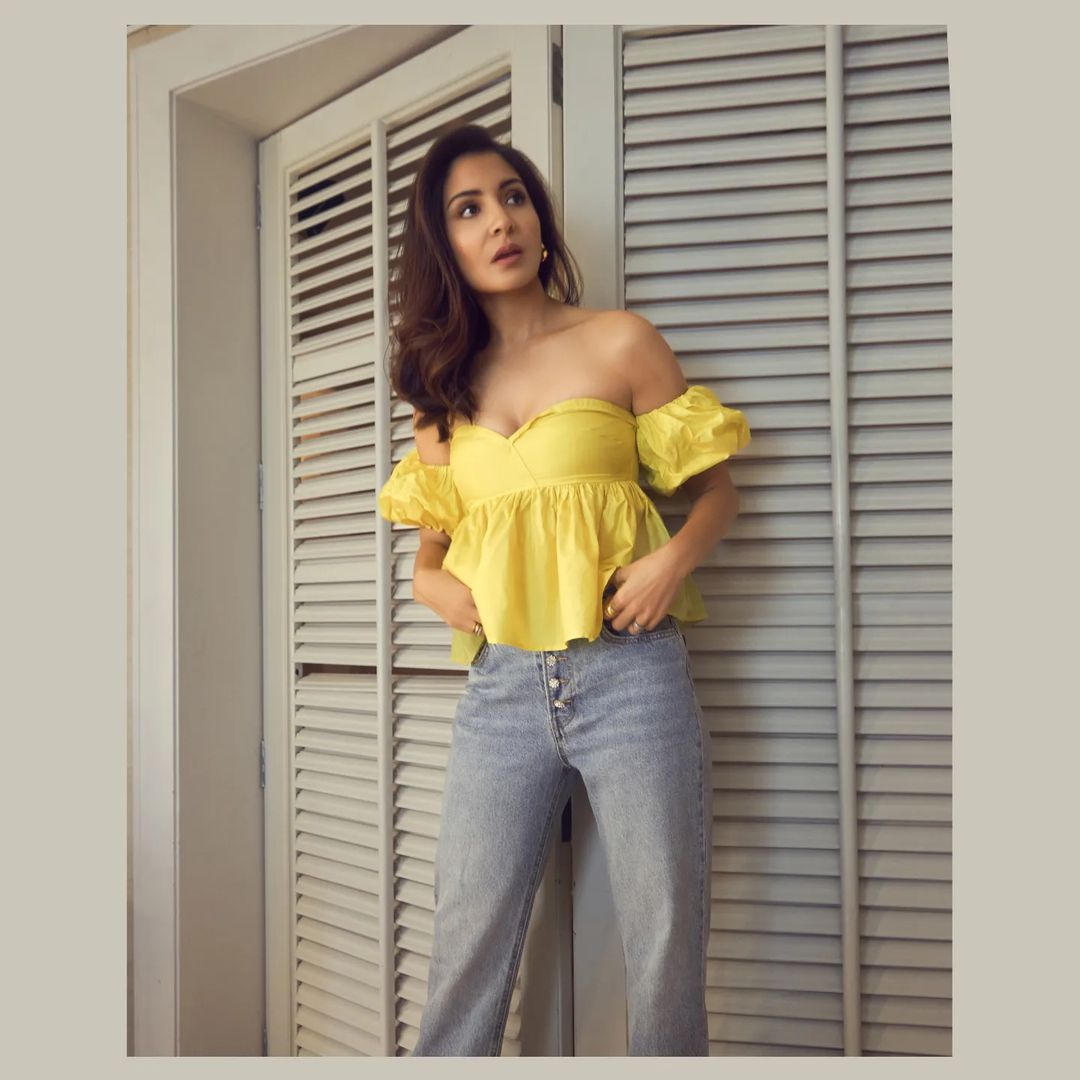 Anushka Sharma looks very beautiful in off shoulder outfit 5253