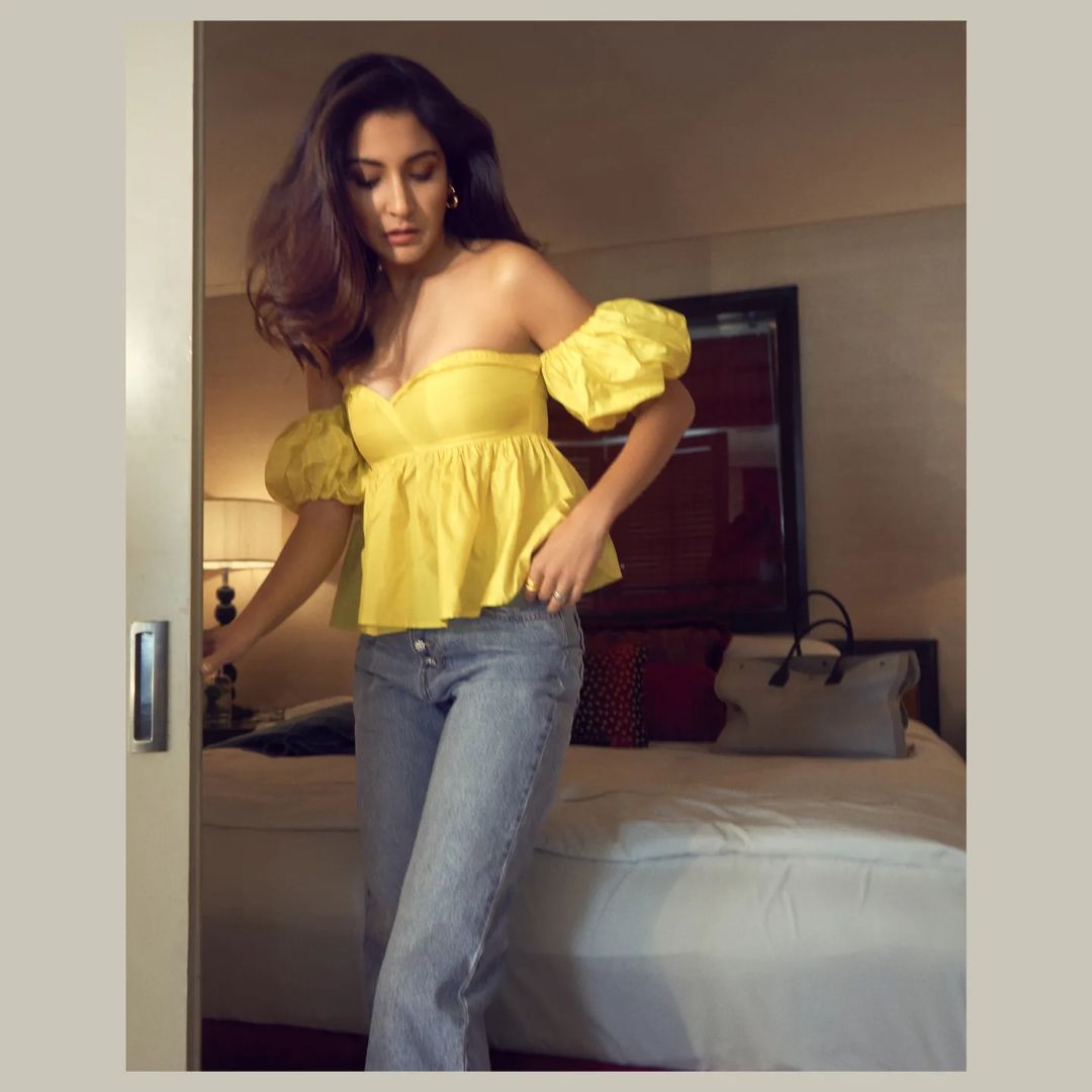 Anushka Sharma looks very beautiful in off shoulder outfit 5255