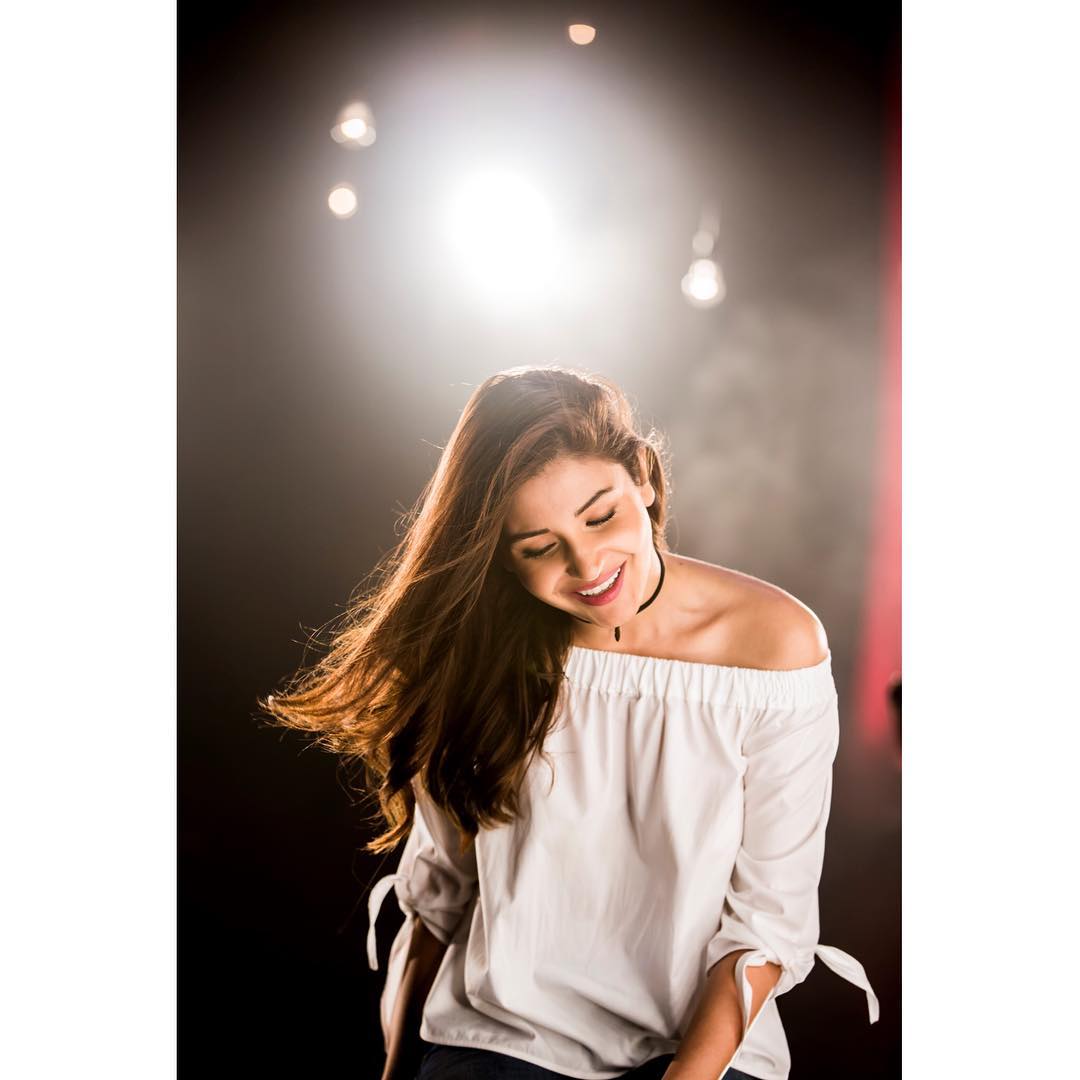 Anushka Sharma looks very beautiful in off shoulder outfit 5258