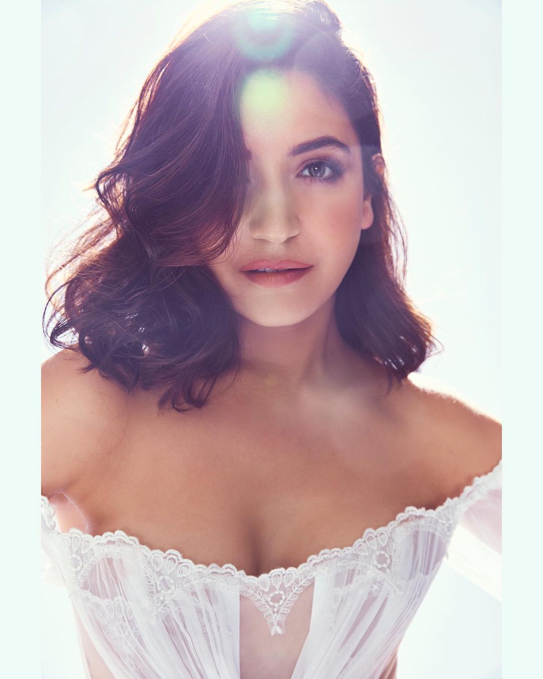 Anushka Sharma looks very beautiful in off shoulder outfit 5260