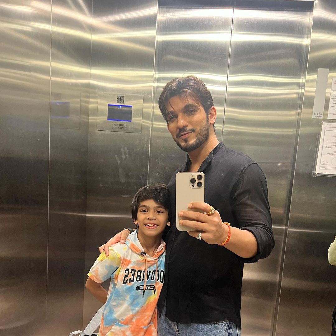 Arjun Bijlani shared a cute picture with his son 4318