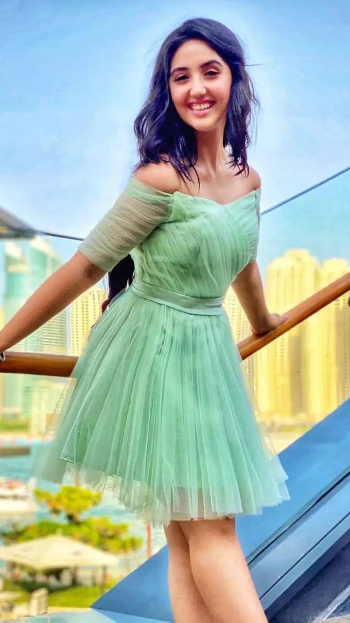 Ashnoor Kaur shared her beautiful picture in off shoulder outfit 4344