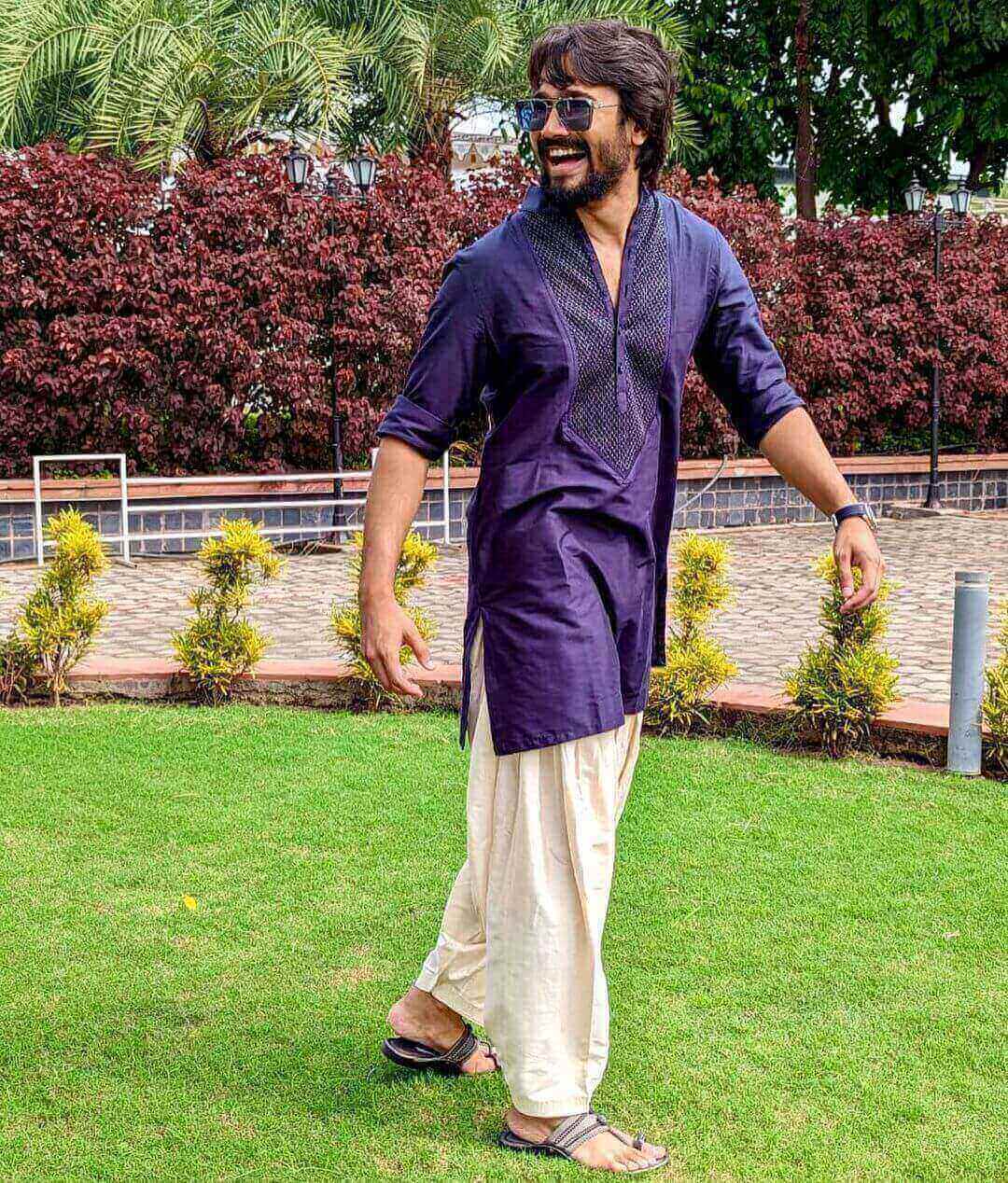 Bhuvan Bam impresses fans with his desi look 4137