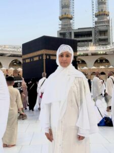 रमजान के पहले उमराह करने मक्का पहुंची हिना खान